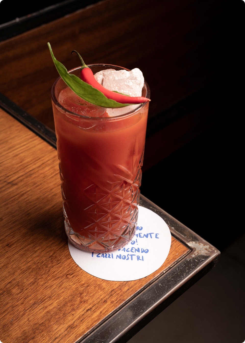 Cocktail Bloody Mary con guarnizione di peperoncino su tovaglietta brandizzata Centralino Pesaro