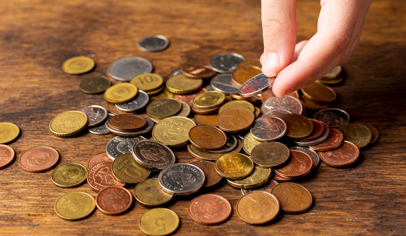 Imagem mostra pessoa no limite financeiro contando moedas