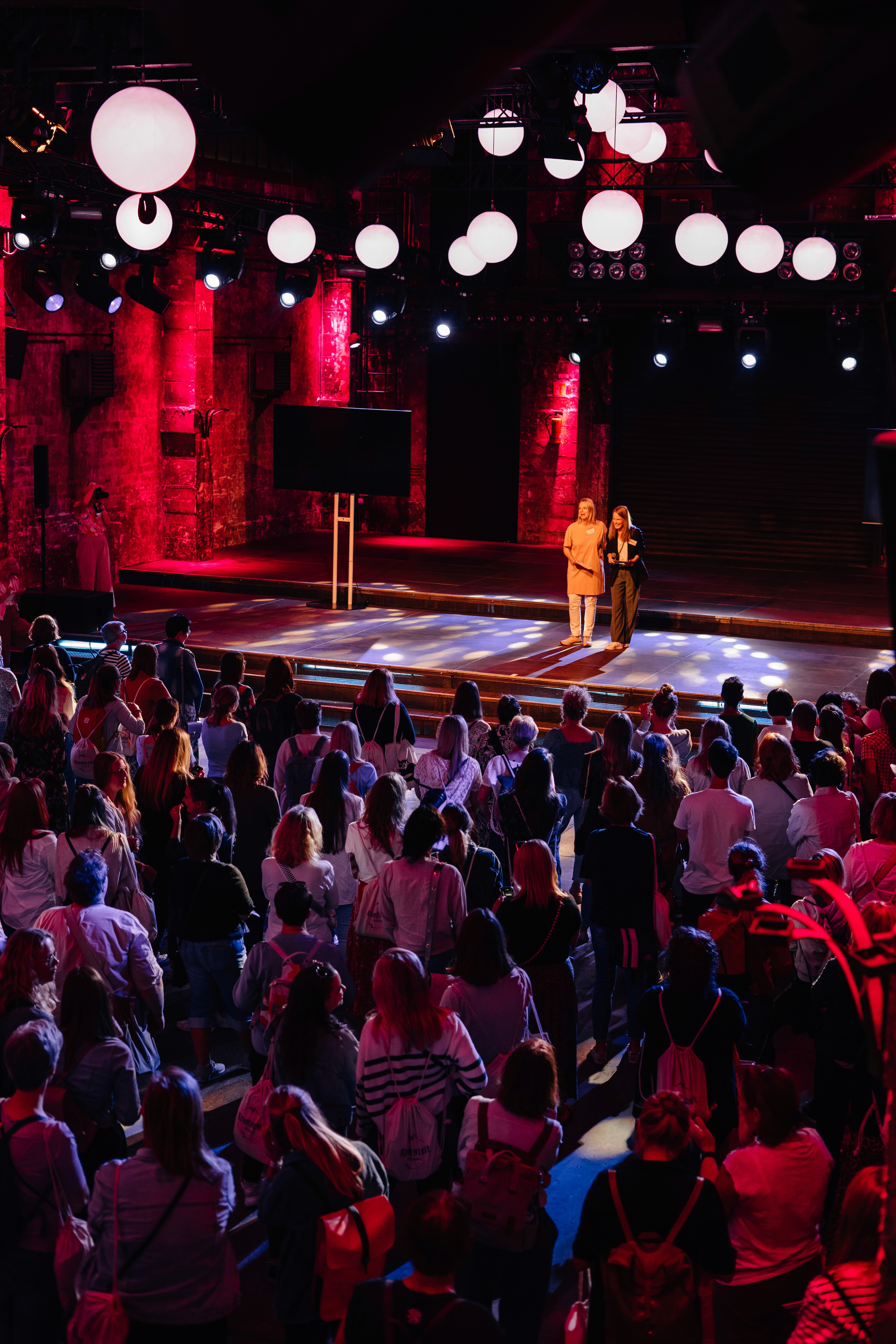 Das Publikum verfolgt gespannt die Moderation bei der Awardverleihung des GHBA & Friends Awards.