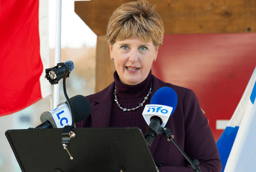 Photo de Marie-Claude pendant une conférence à l'extérieur
