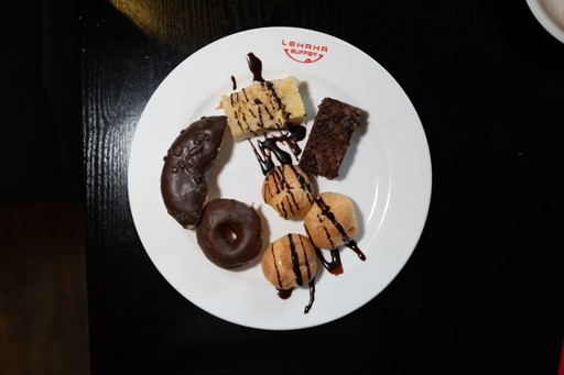Ein Teller mit Desserts vom Buffet aus dem China Restaurant Lehaha Hannover