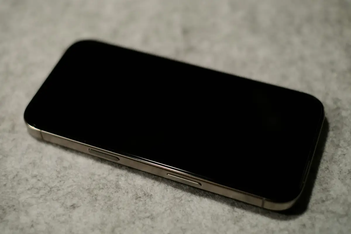 Smartphone con schermo nero su una superficie grigia