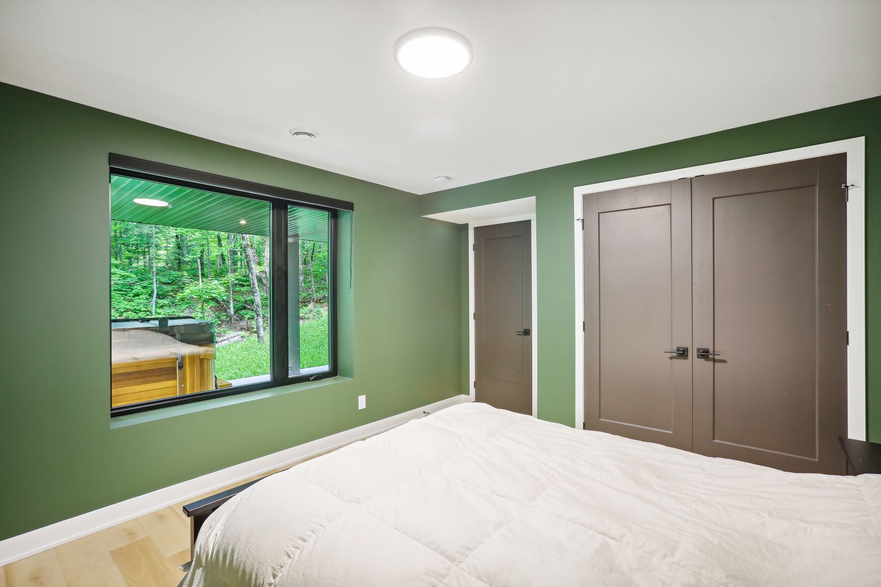 Deuxième angle de la chambre niveau jardin avec placards.