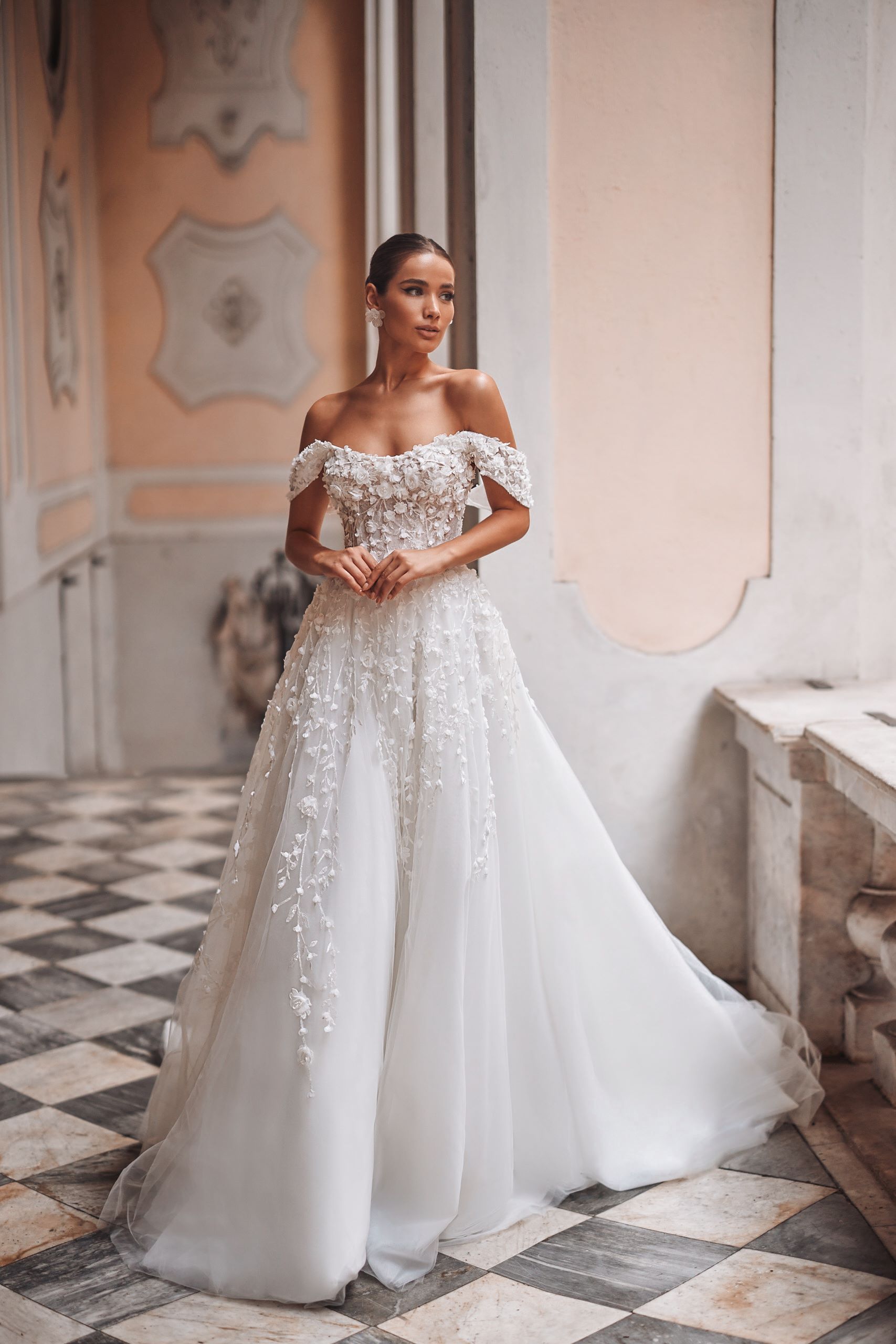 Brautmode Prinzessin mit feiner Spitze