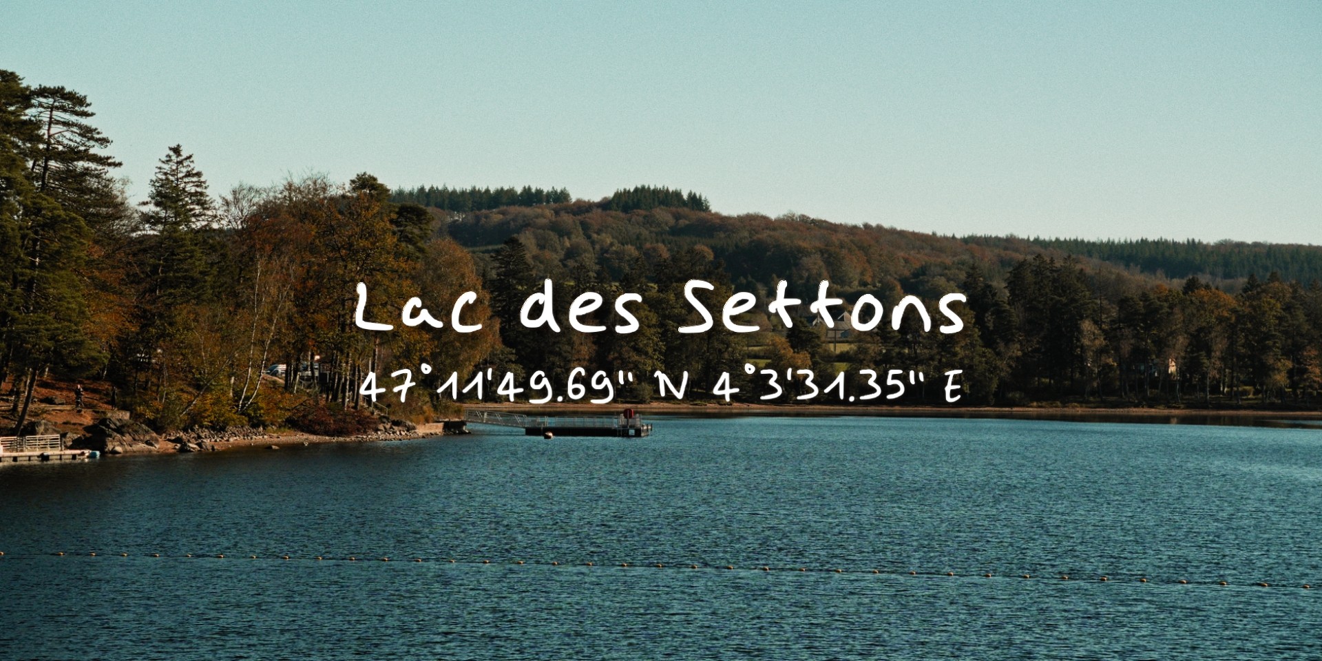 Paysage naturel du lac des Settons, coordonnées GPS affichées au centre de l’image.