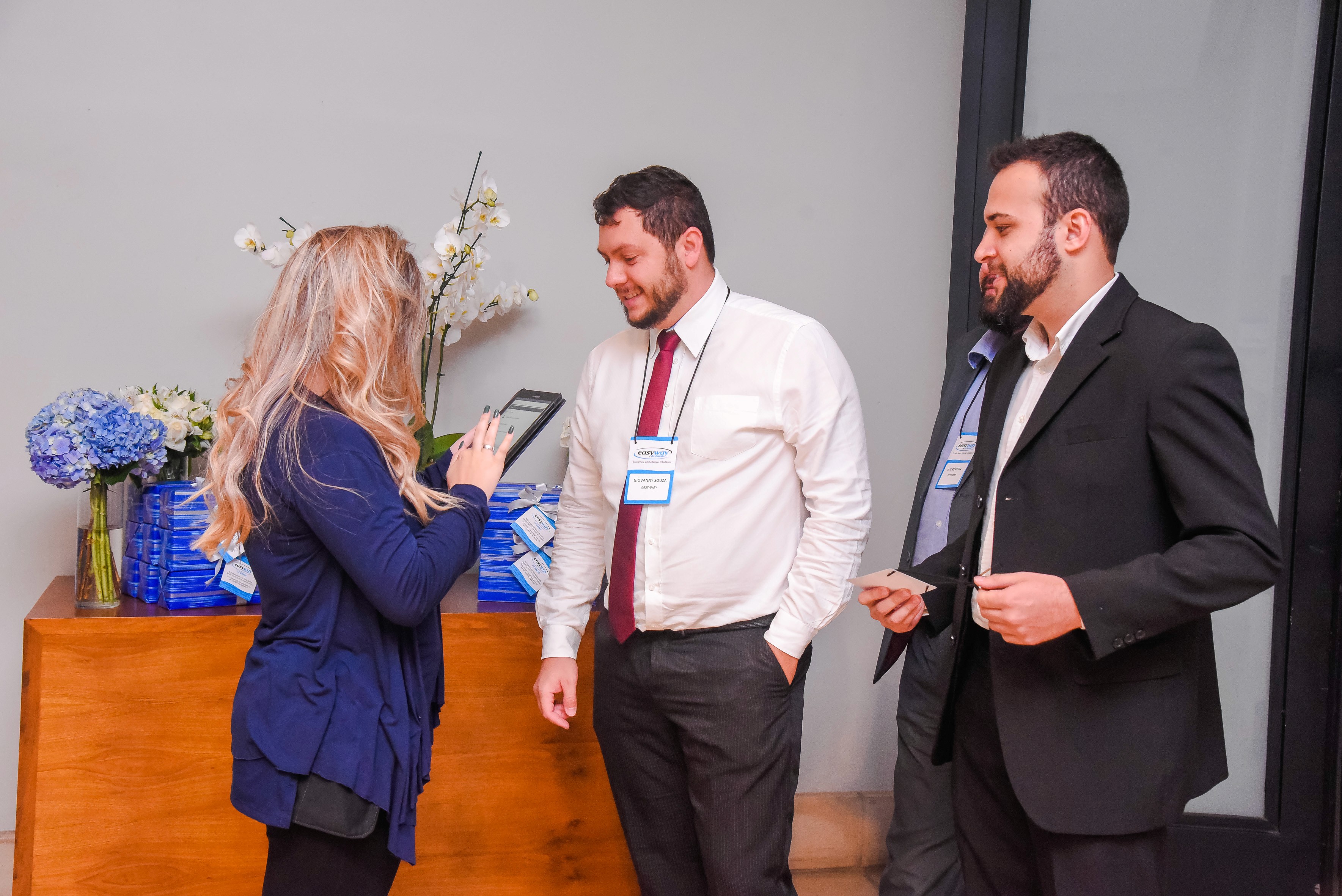 Garçom‑barista oferece espresso recém‑tirado em copo biodegradável, reforçando a hospitalidade sustentável do stand.