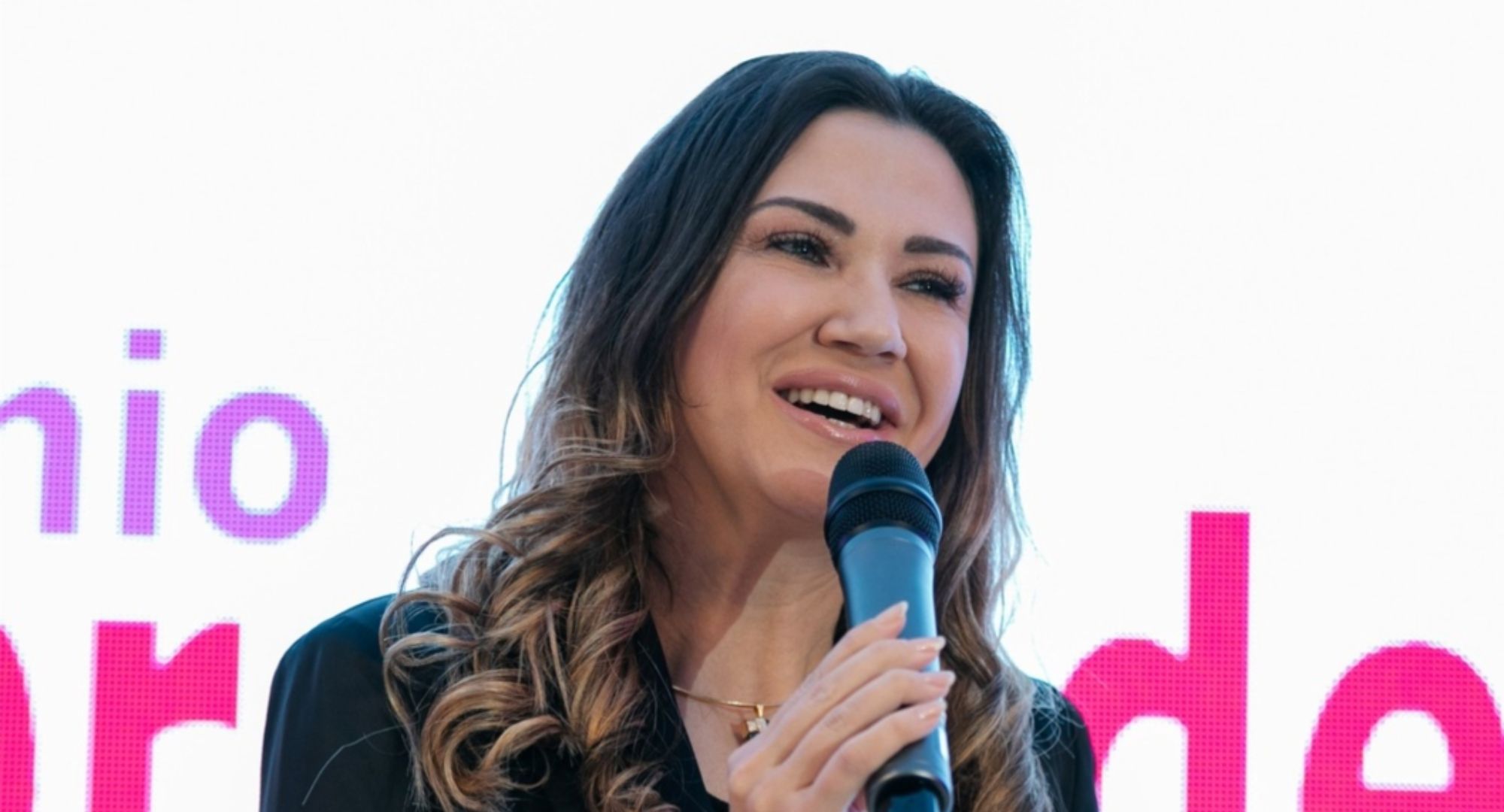 Daniela Viek recebendo o Prêmio Empreendedoras Catarinenses 2024