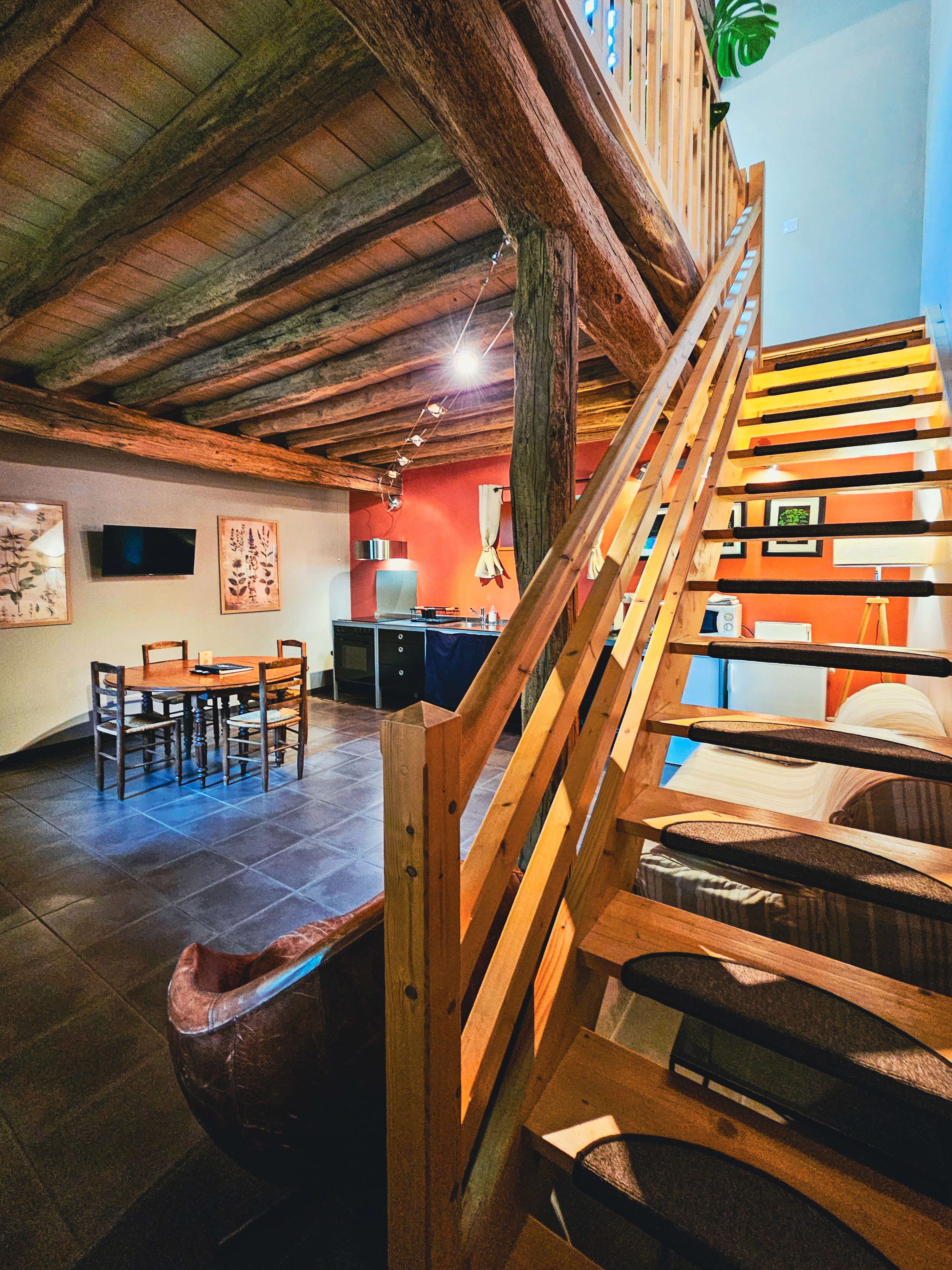 Escalier avec poutres en bois