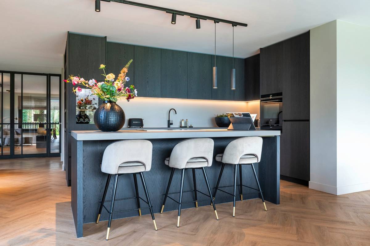 zwarte keuken met bar en hotel chique barkrukken