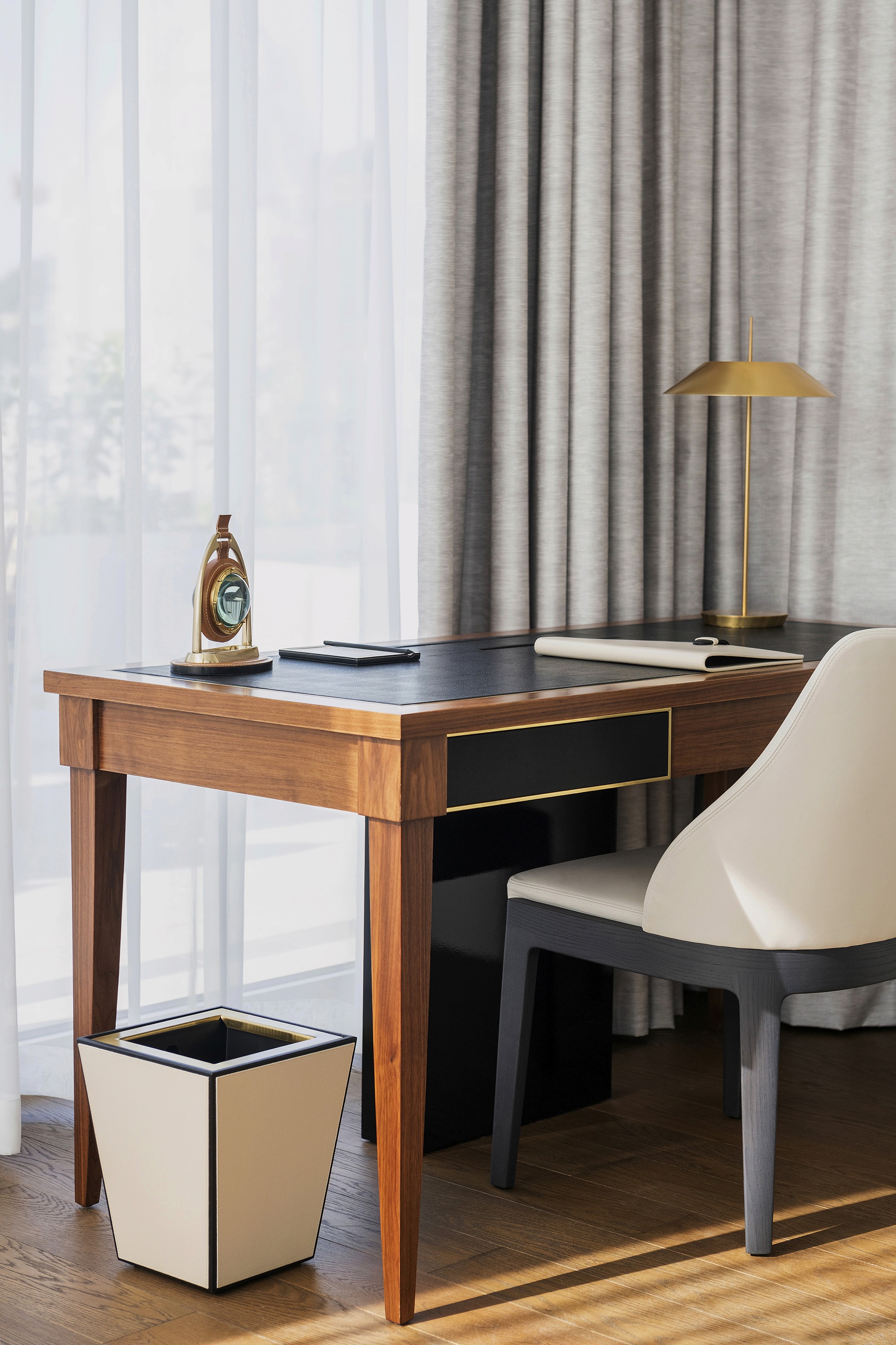 parisi udvar_custom made desk