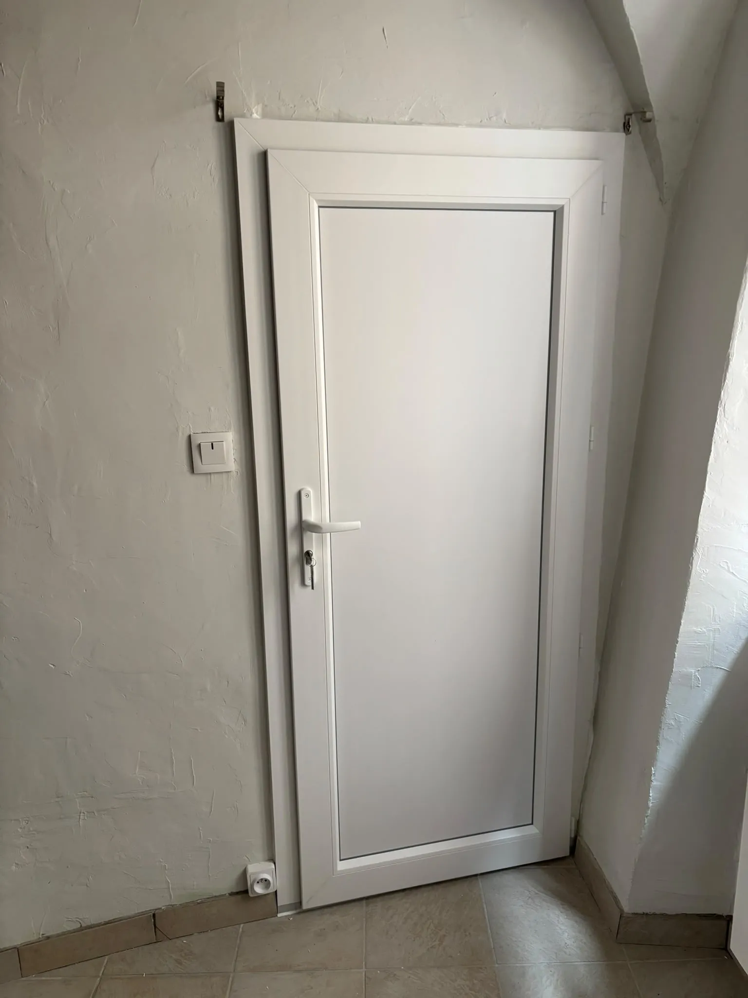 Face intérieure d’une porte d’entrée blanche — AFermetures