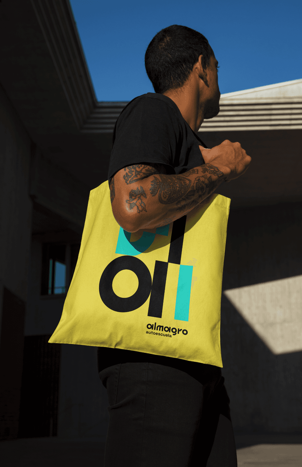 Logotipo formado por las palabras weuta en blanco sobre fondo naranja corporativo.