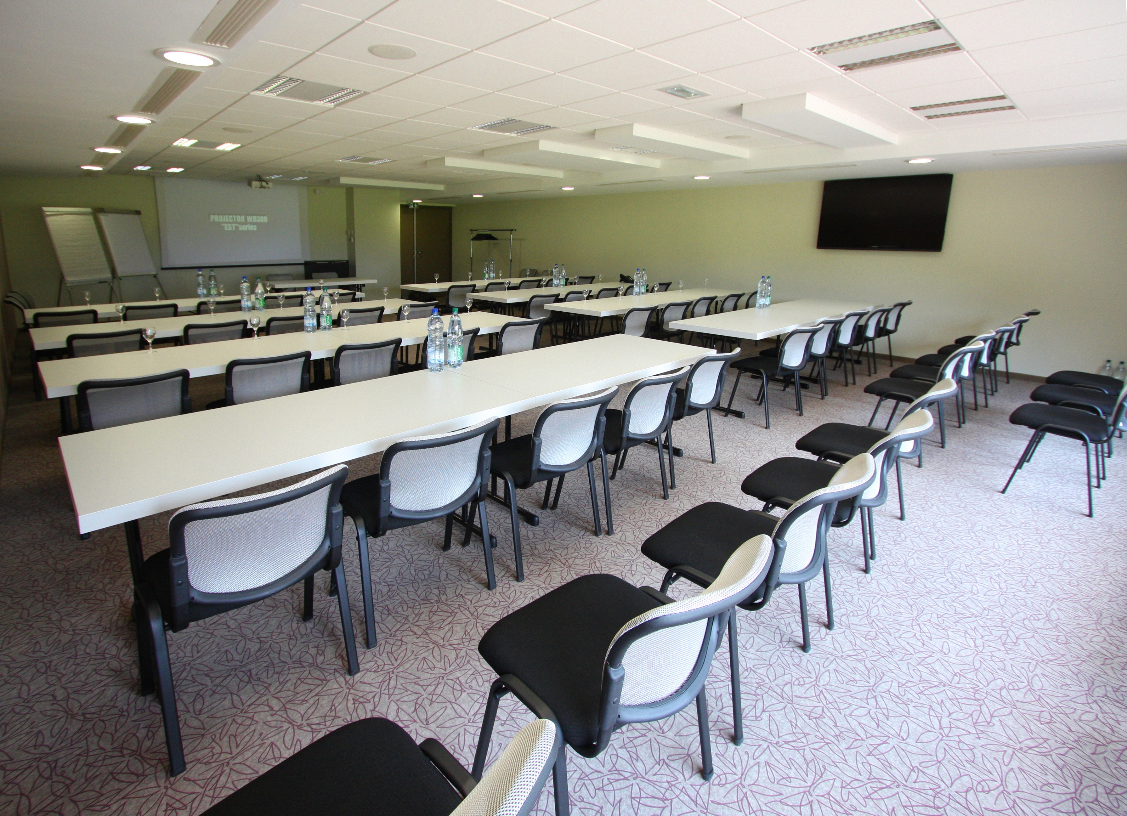 Salle de conférence tout équipée, parfaite pour vos formations et événements professionnels.
