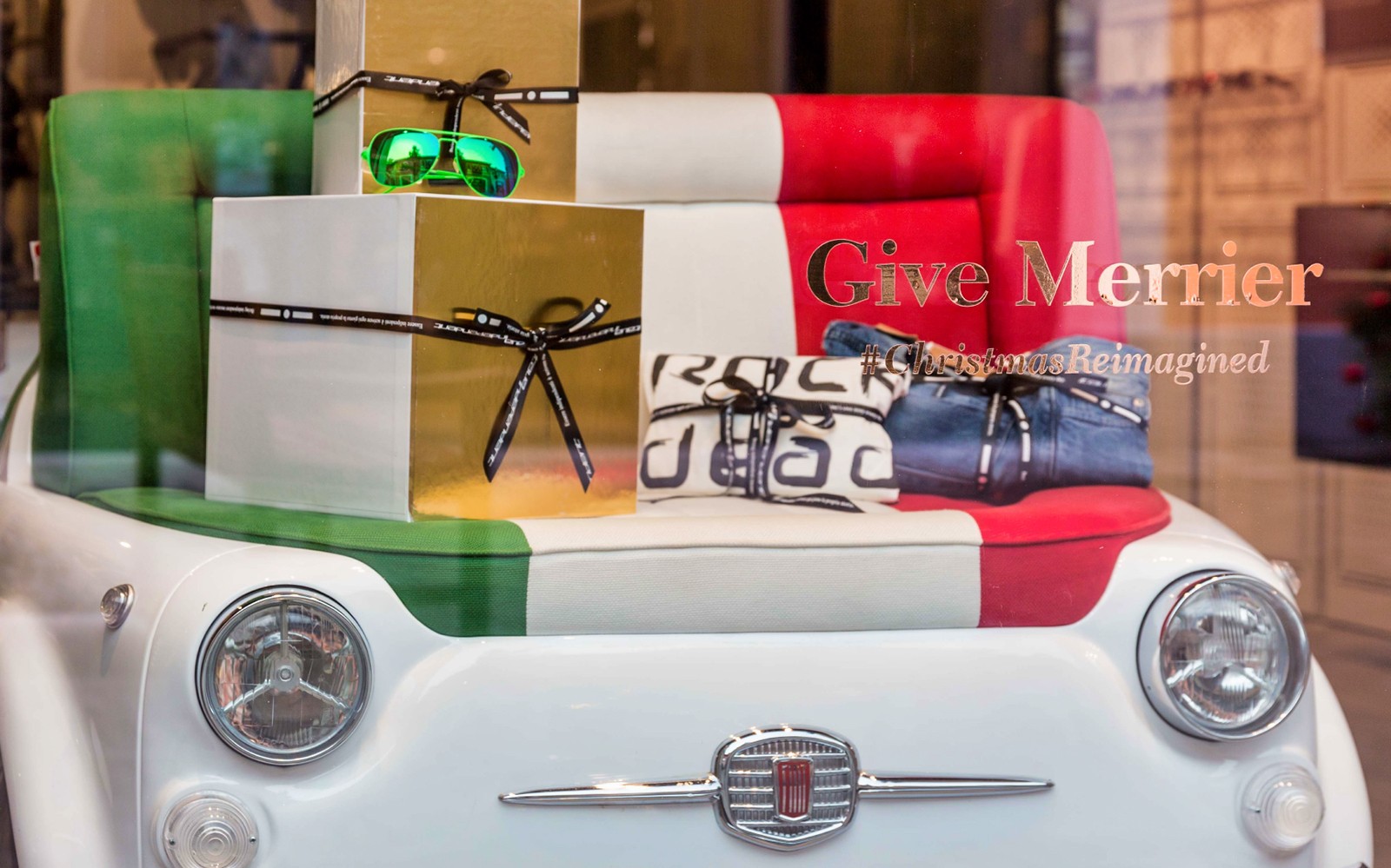Serravalle Designer Outlet sýning með gjöfum með ítölsku þema og Fiat bílstól.