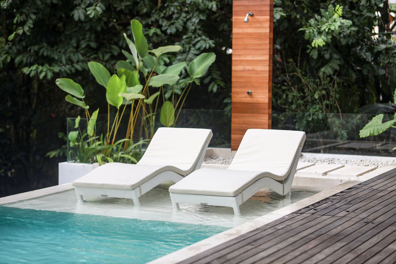 Завершённый дизайнерский 2-спальный вилла в Чангу (Бабакан) с панорамным бассейном с видом на джунгли и рисовые поля.