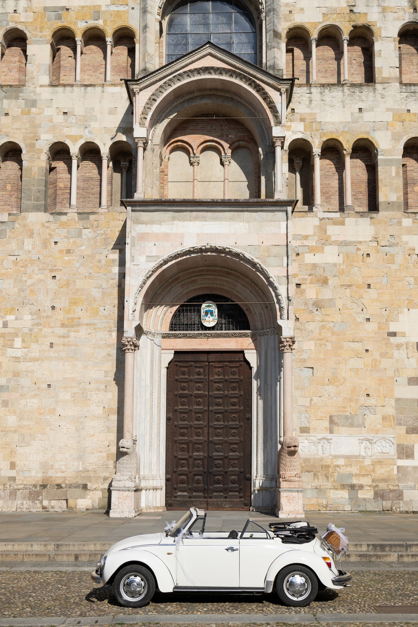 Maggiolino bianco davanti al portale romanico di Villa Peroni Riva, matrimonio a Parma