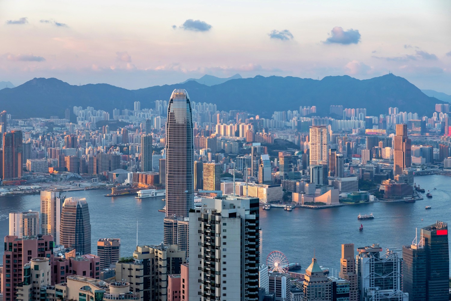 香港商業保險服務俯瞰維港美景，為全港中小企及跨國企業提供專業獨立的商業保障方案。