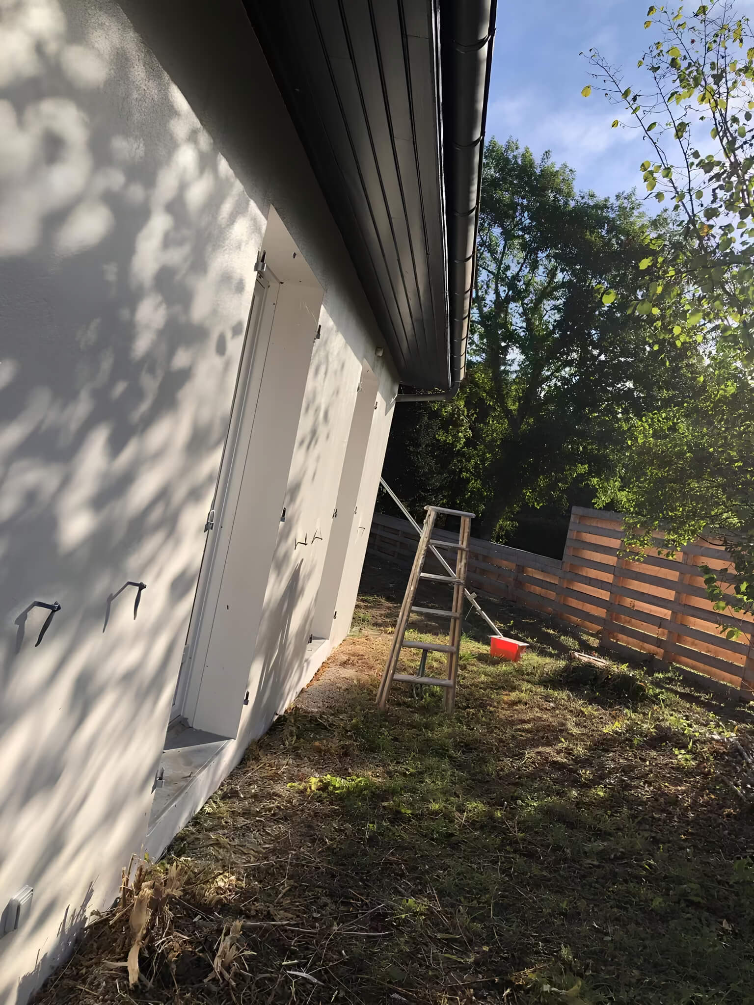 Ravalement de façade et peinture extérieure d'une maison individuelle réalisés par un artisan à Bergerac.