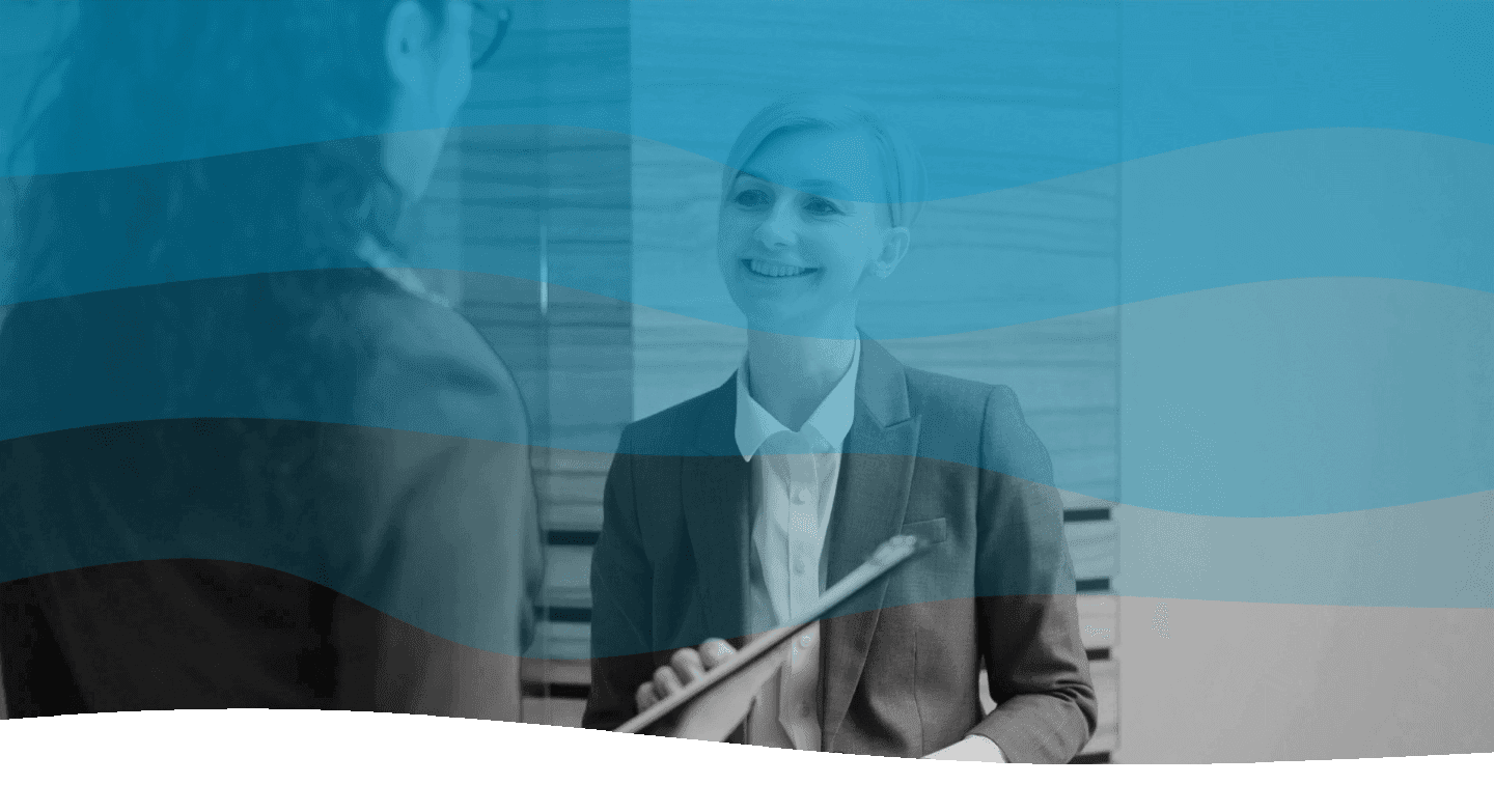 Minimalistiske bølgende lag af bløde grå og blå nuancer, der fremkalder en rolig og afslappende atmosfære.