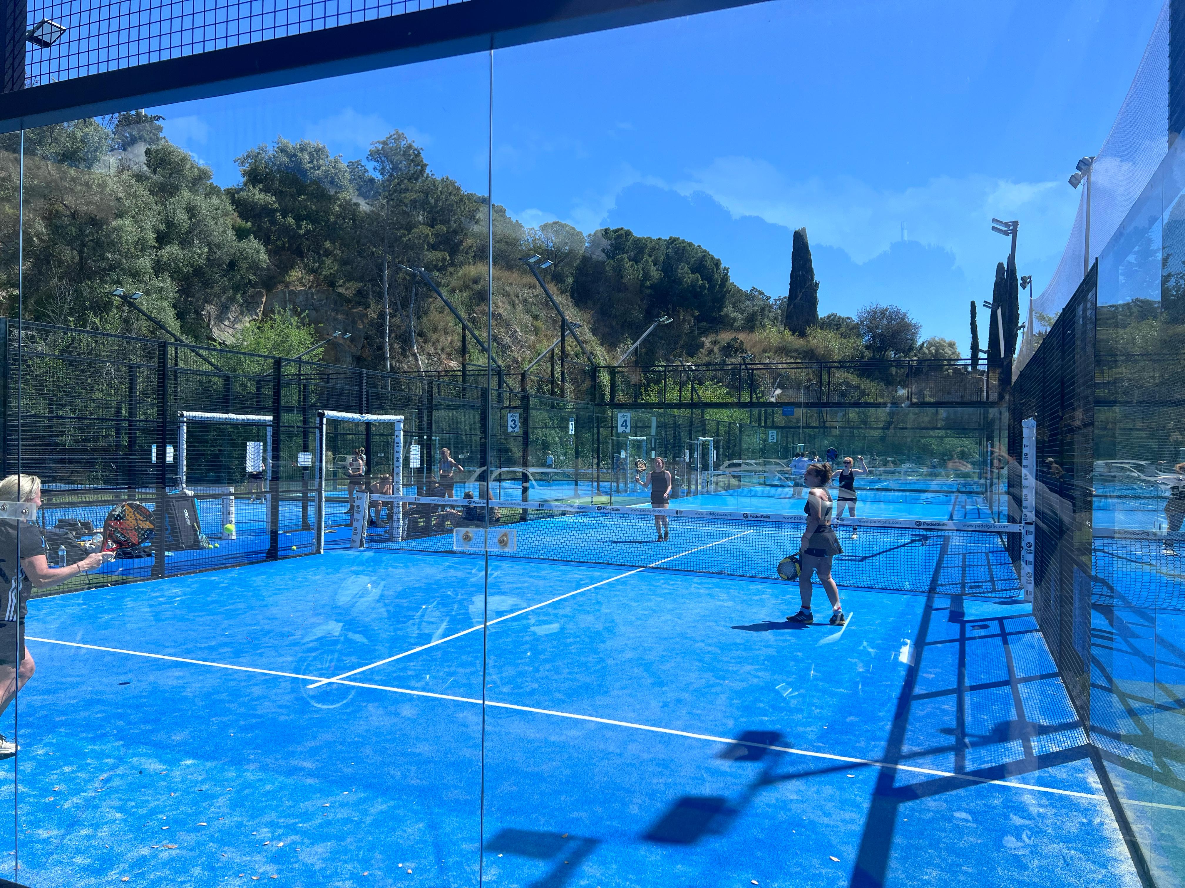 Zonnige padelwedstrijd op Montjuïc met panoramisch uitzicht over Barcelona