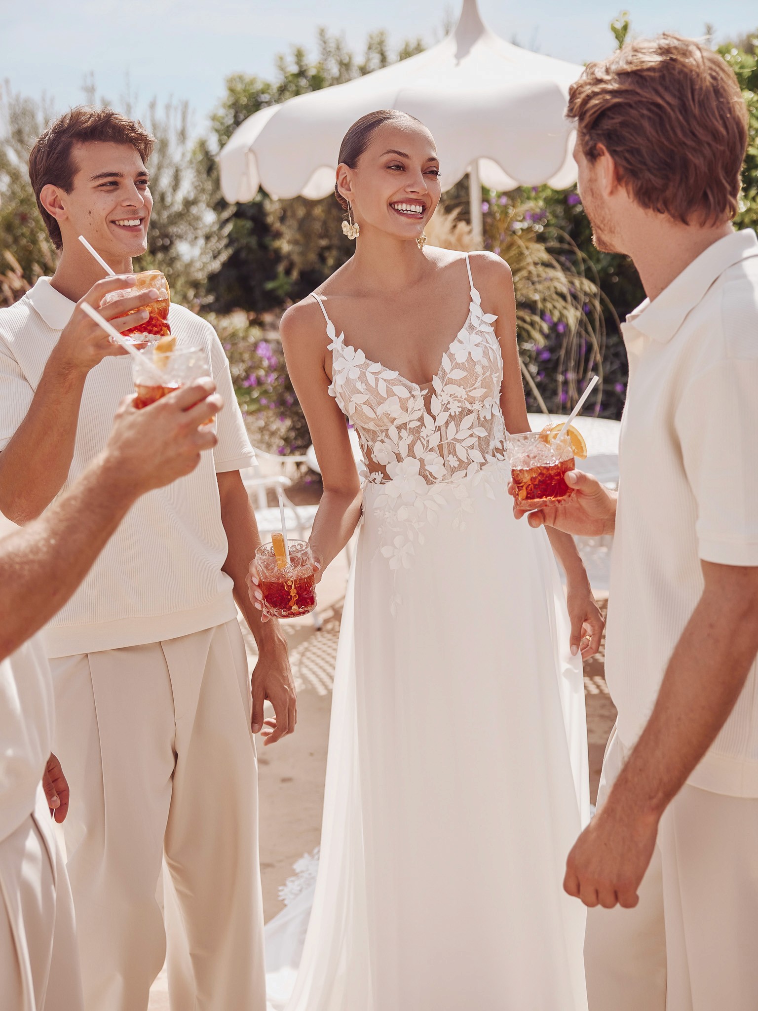Schlichtes Strandbrautkleid für Sommerhochzeit