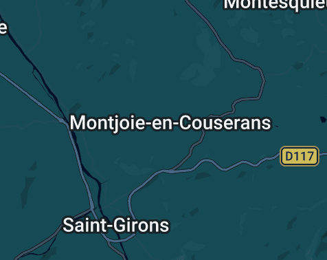 Maison en pierre avec toiture en tuile canal dans le village de Montjoie-en-Couserans en Ariège