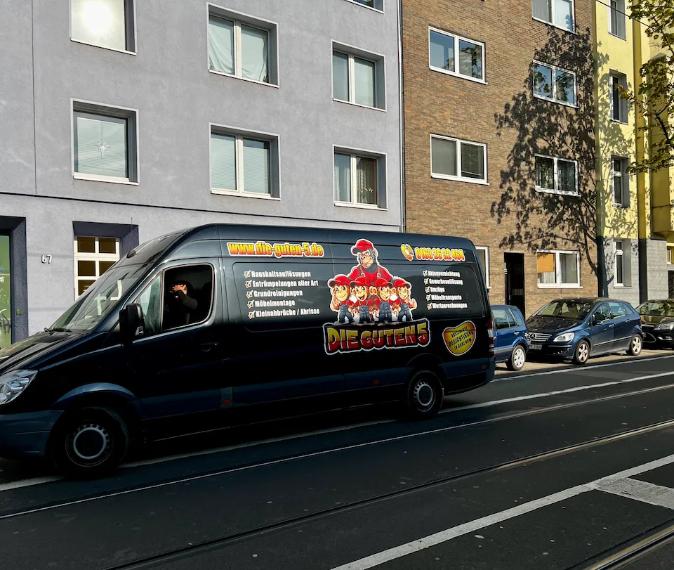 Beschrifteter Transporter von DIE GUTEN 5 an einer Straße in Düsseldorf