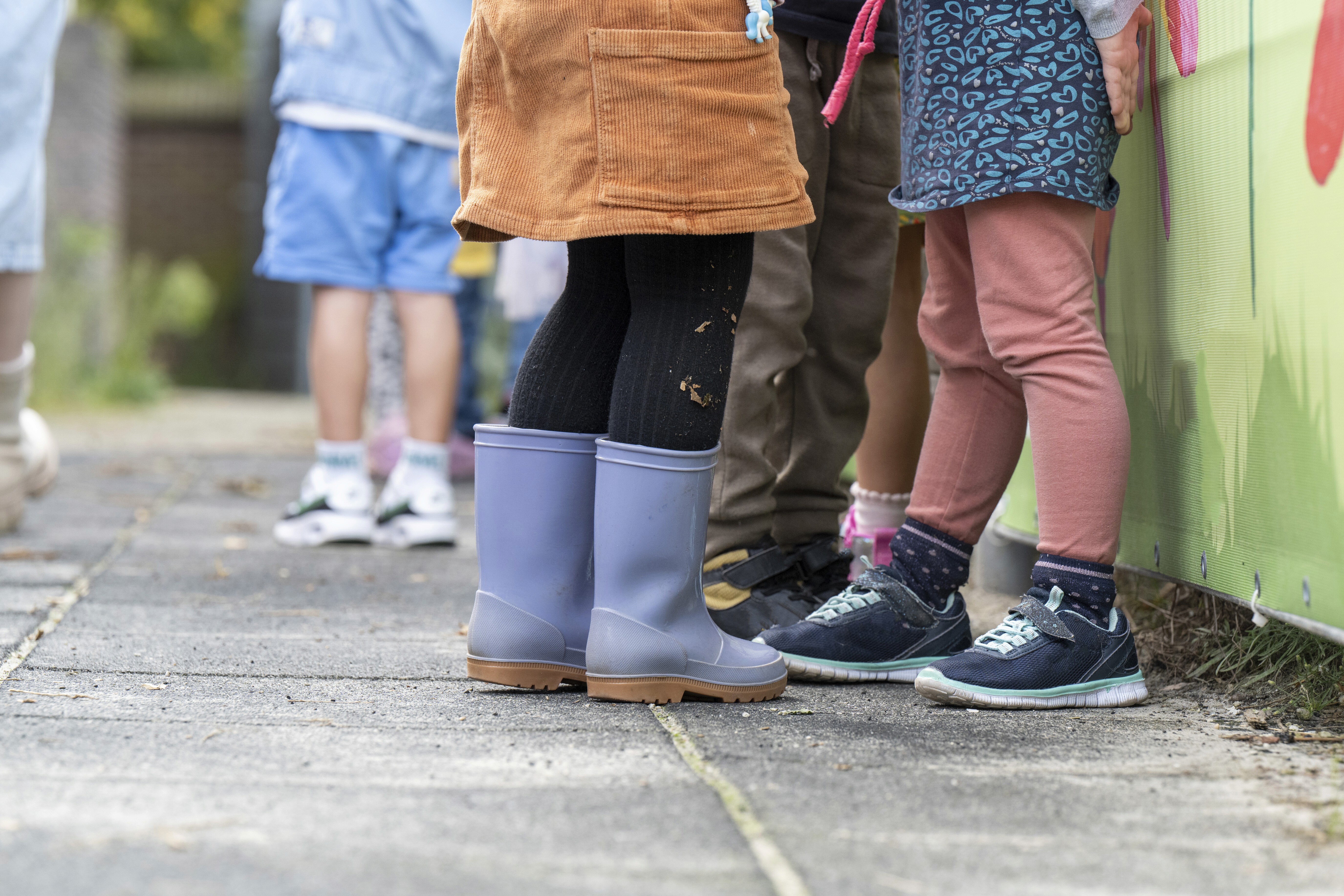 Kinder spielen draußen