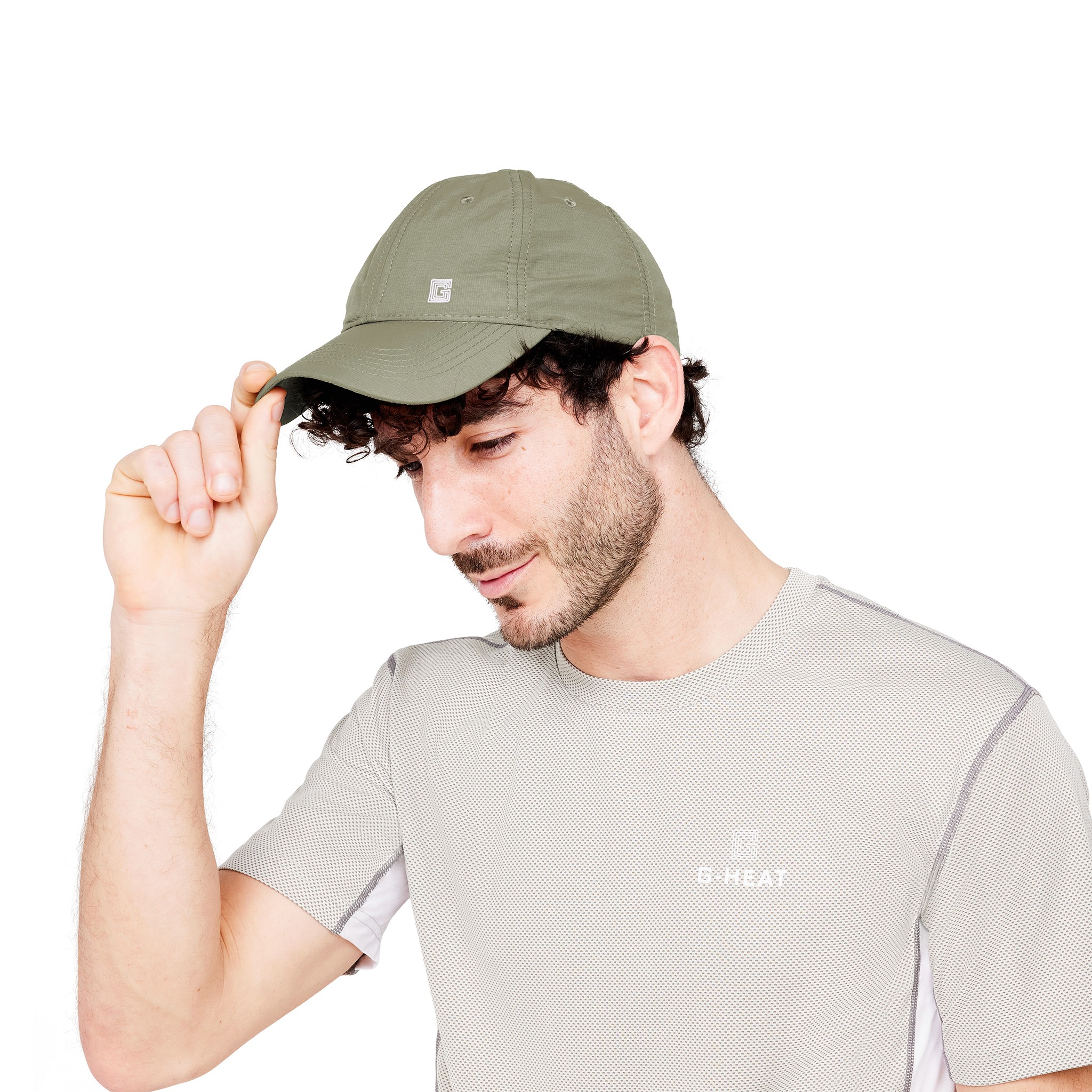 Homme portant une casquette rafraîchissante G-Heat kaki avec technologie de refroidissement par évaporation