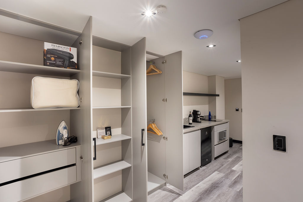 Hotel moderno en Laureles Medellín, habitación Altus Garden con ventanales y luz natural frente a muro verde natural y diseño de bienestar