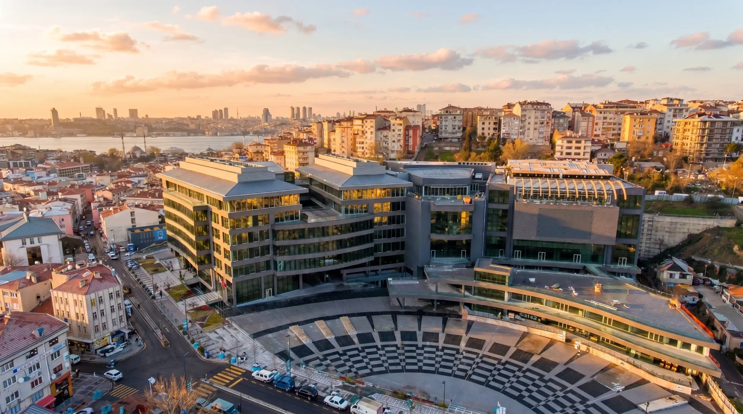 مركز بلدية أوسكودار للمؤتمرات، وموقف سيارات المدينة، ومبنى البلدية، والصالة الرياضية المغلقة