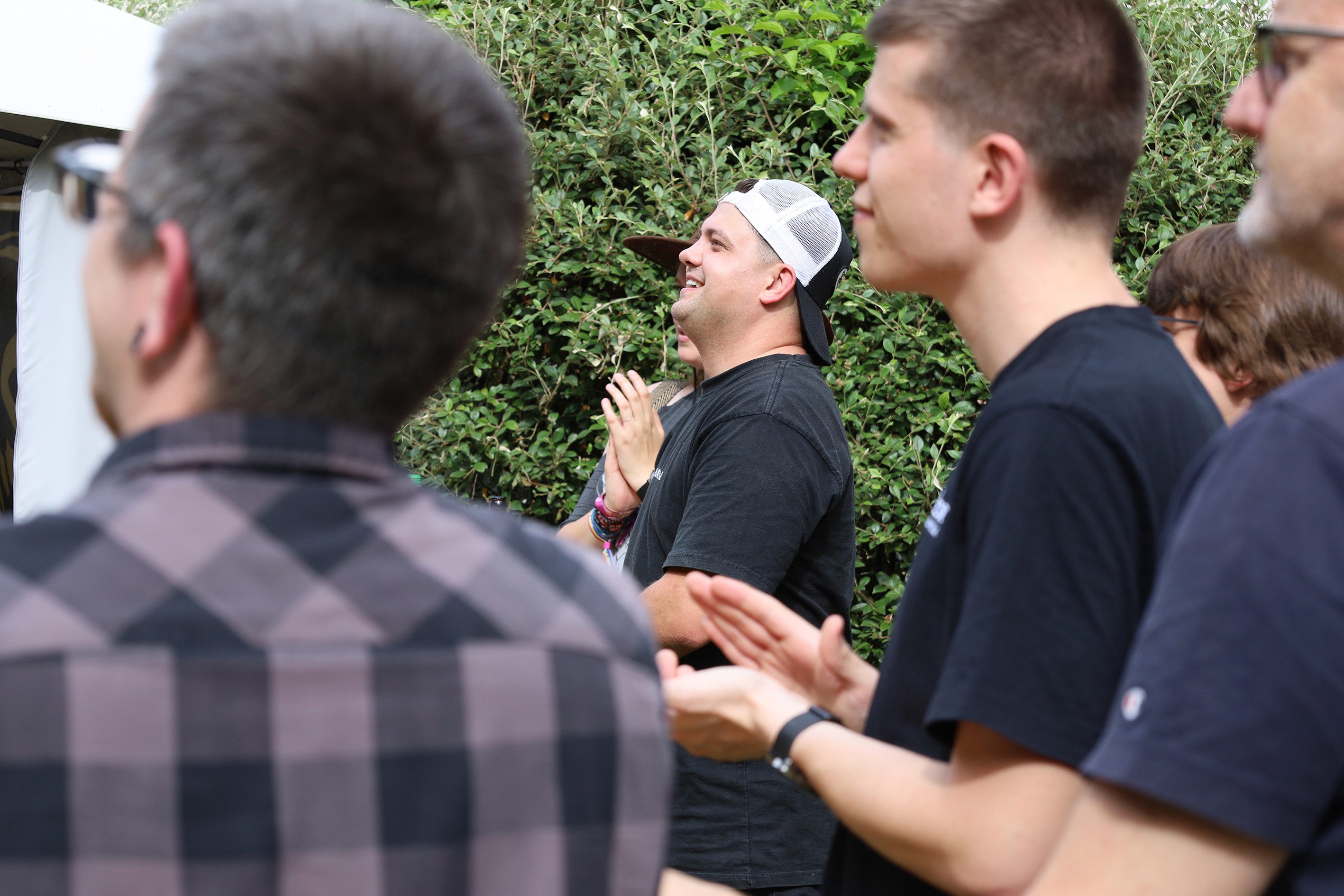 Kollegen applaudieren auf unserem Sommerfest