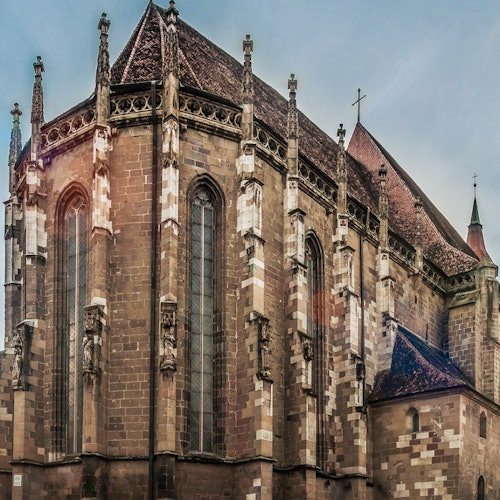 ゴシック建築の歴史ある大聖堂には、高くて細いステンドグラスの窓や、急勾配で装飾が豊かな屋根があります。