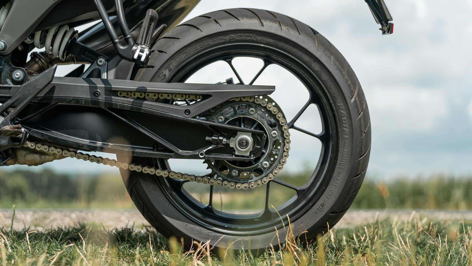 Detailaufnahme an der KTM Duke 790 – hochwertige Technik für eine starke, aber trotzdem günstige Motorradführerschein-Ausbildung.