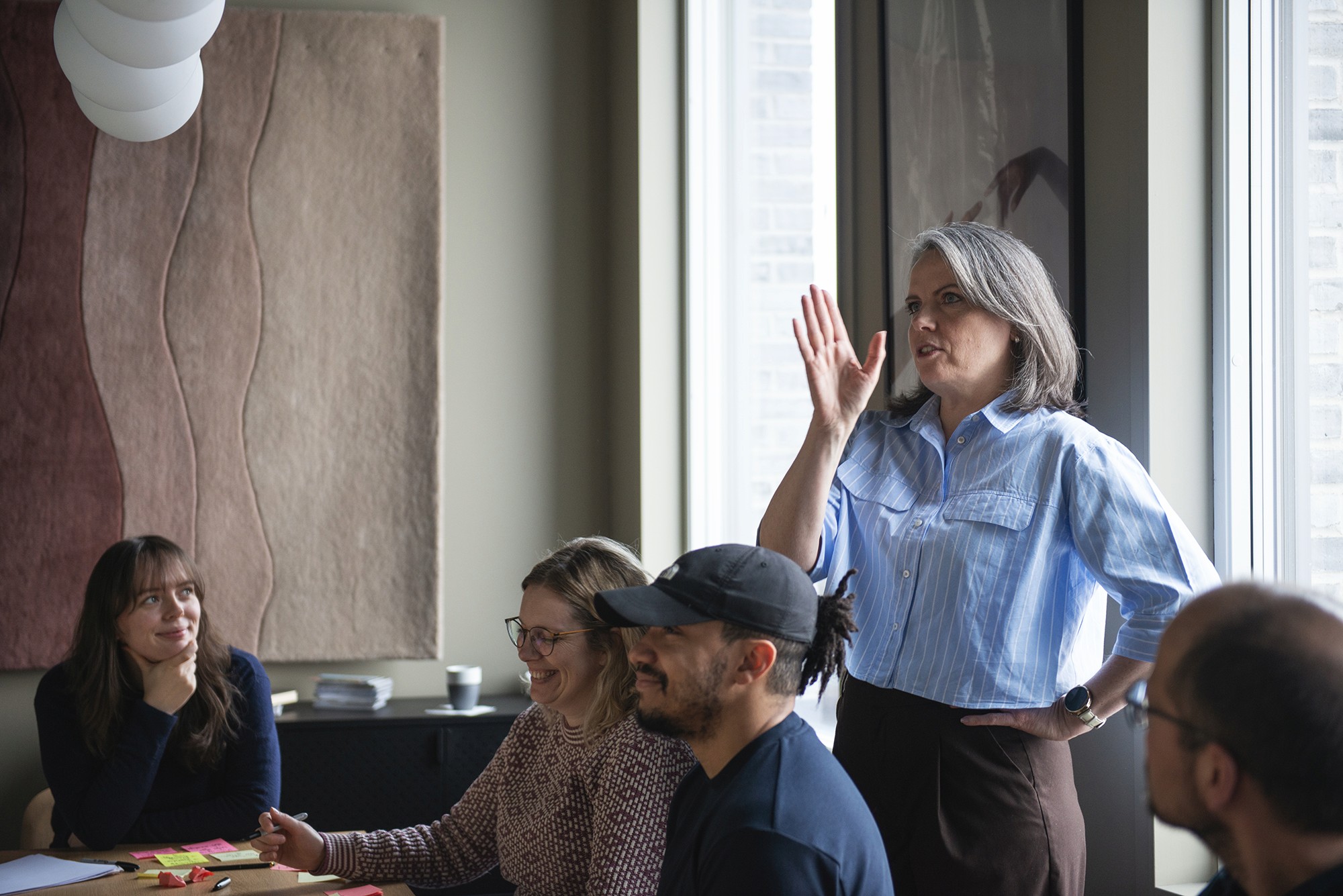 Konsulent for økonomisk gevinst: munter diskusjon i et møterom hvor Kurante fasiliterer.