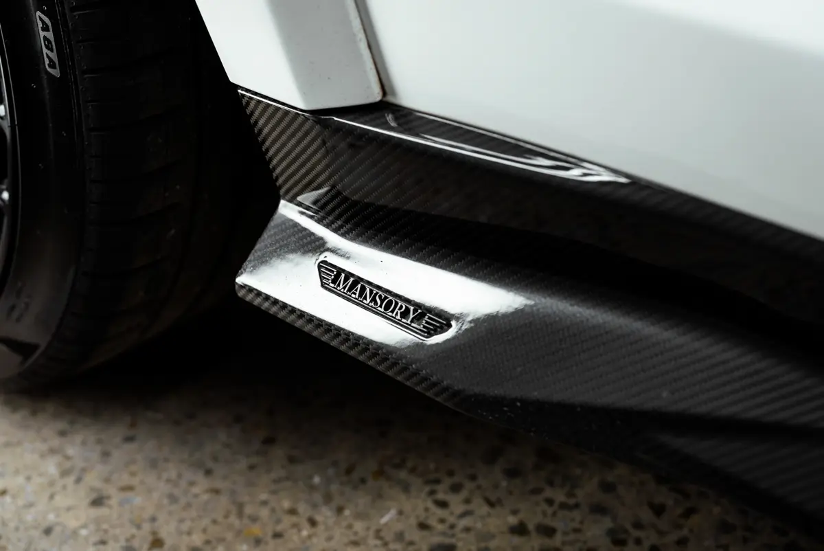 2021 Aston Martin DBX photo 6