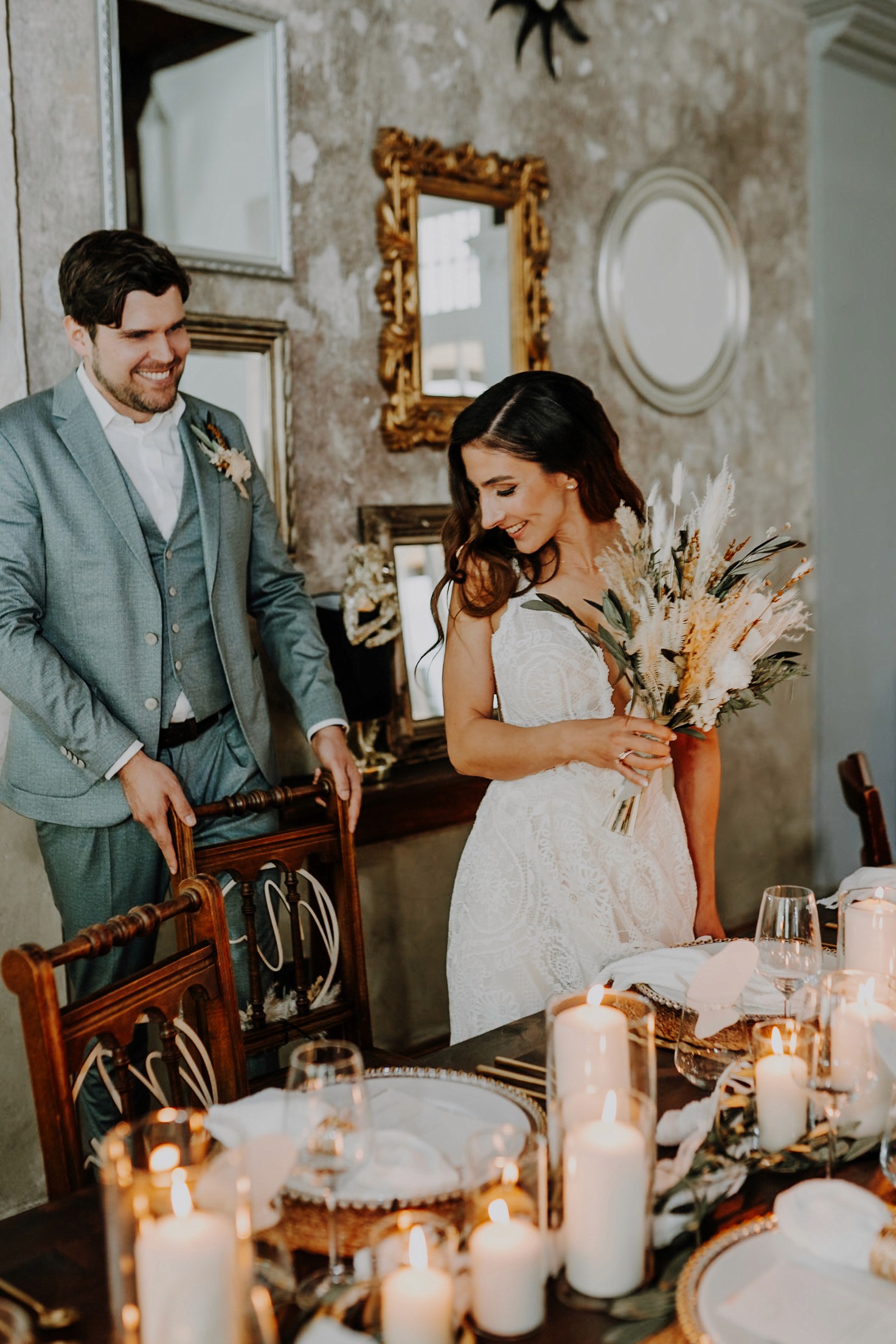 Eine Braut mit verspieltem Hochzeitskleid wird fotografiert.