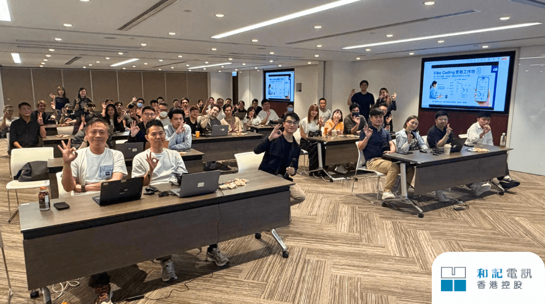 華懋集團 AI Hackathon 活動大合照，參加者在 LU Plaza 場地內面向鏡頭合照。