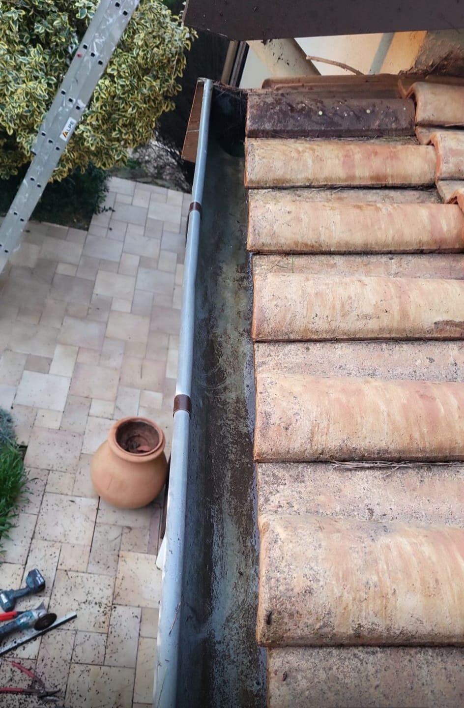 Équipe Entreprise Lopez nettoyant une gouttière en toiture à Lyon
