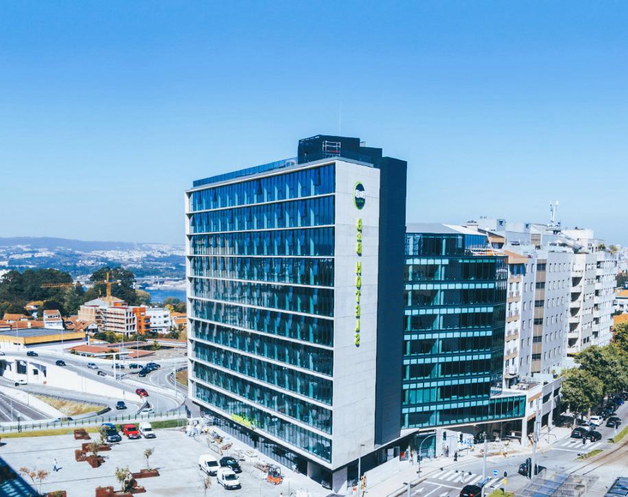 Edifício corporativo moderno representando as áreas de atuação da Agmol em construção civil e projetos de alta qualidade, com foco em durabilidade e acabamento.