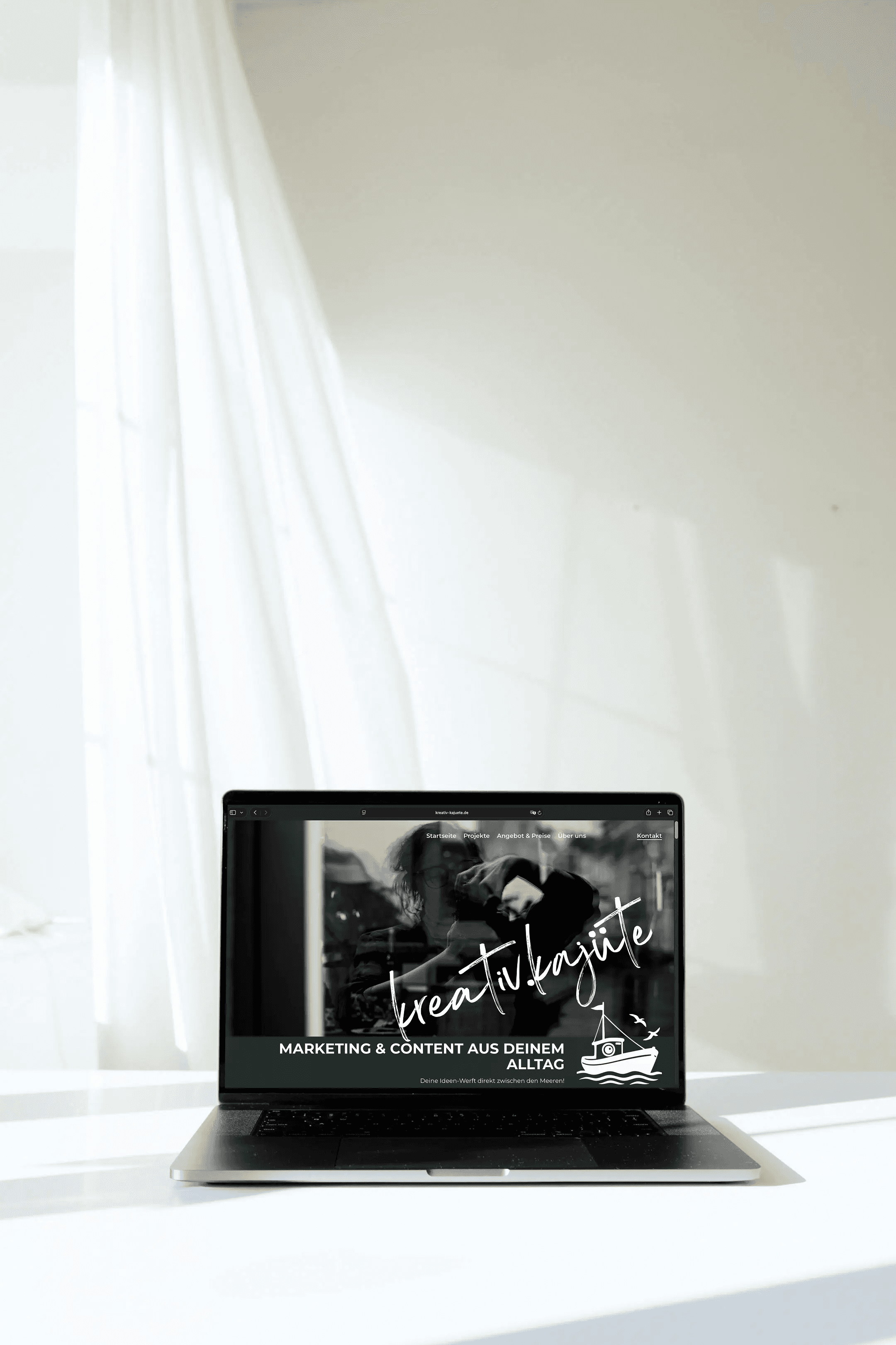 Ein Laptop steht auf einem Tisch der ein Wireframe für eine Website baut
