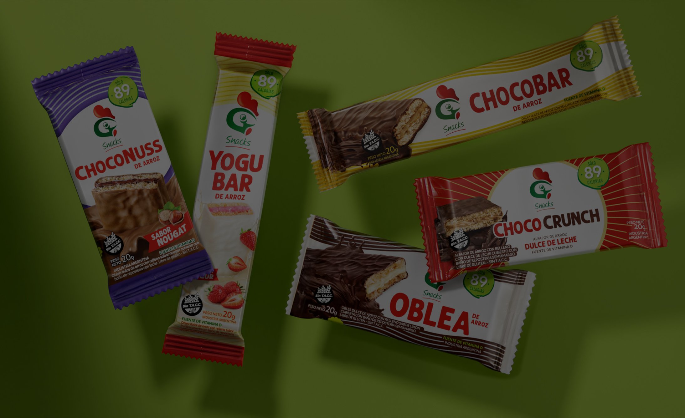 A green background displays five packaged snack bars with vibrant wrappers, featuring flavors like nougat, strawberry yogurt, and dulce de leche.