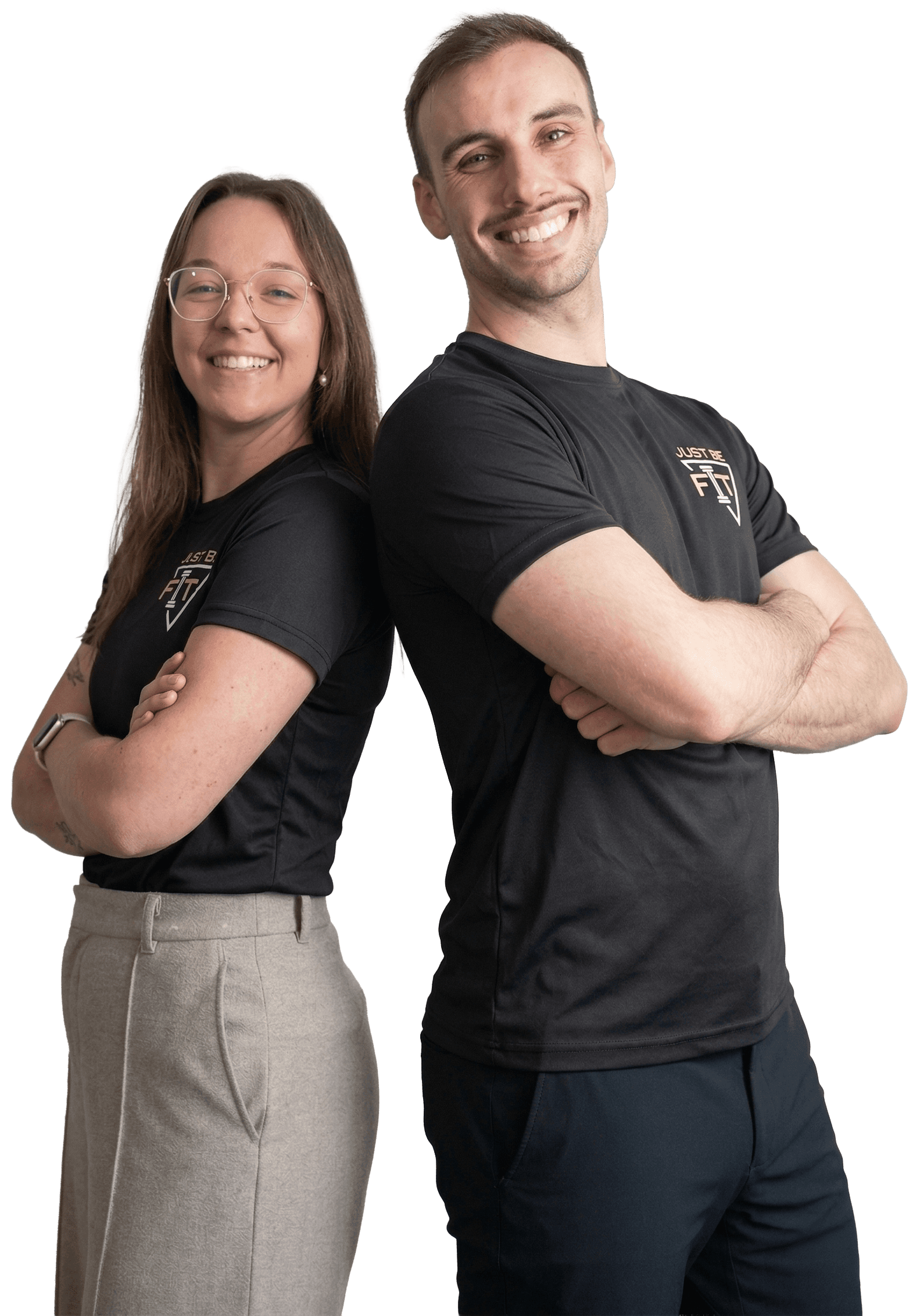 Camille Landry nutritionniste-diététiste et Étienne Gillard kinésiologue, co-fondateurs de Progrès-Fit, posant dos à dos en t-shirts Just Be Fit