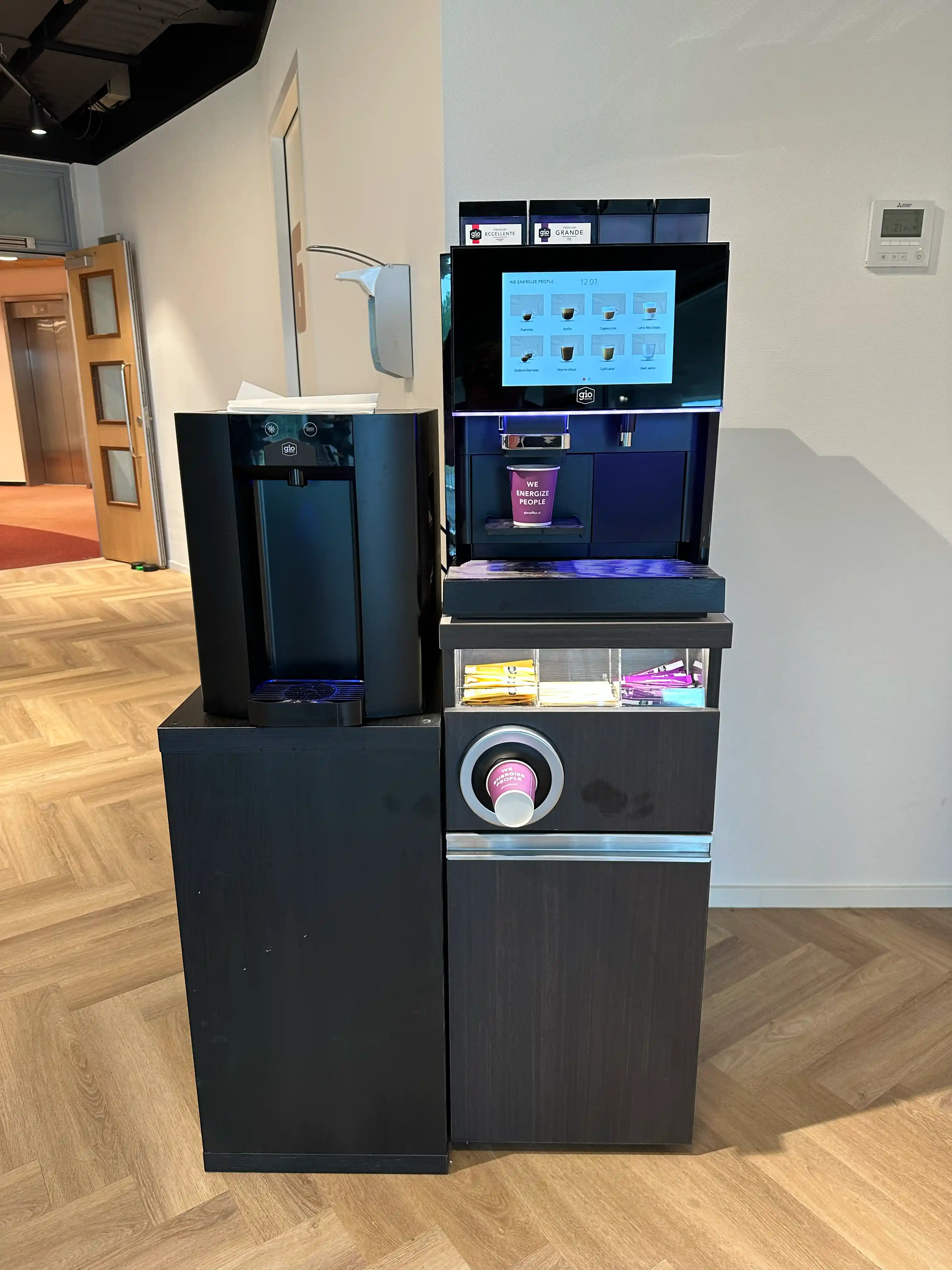 wachtruimte-fysiotherapie-alexander-koffiecorner-en-watertap-nabij-indoor-golf-rotterdam