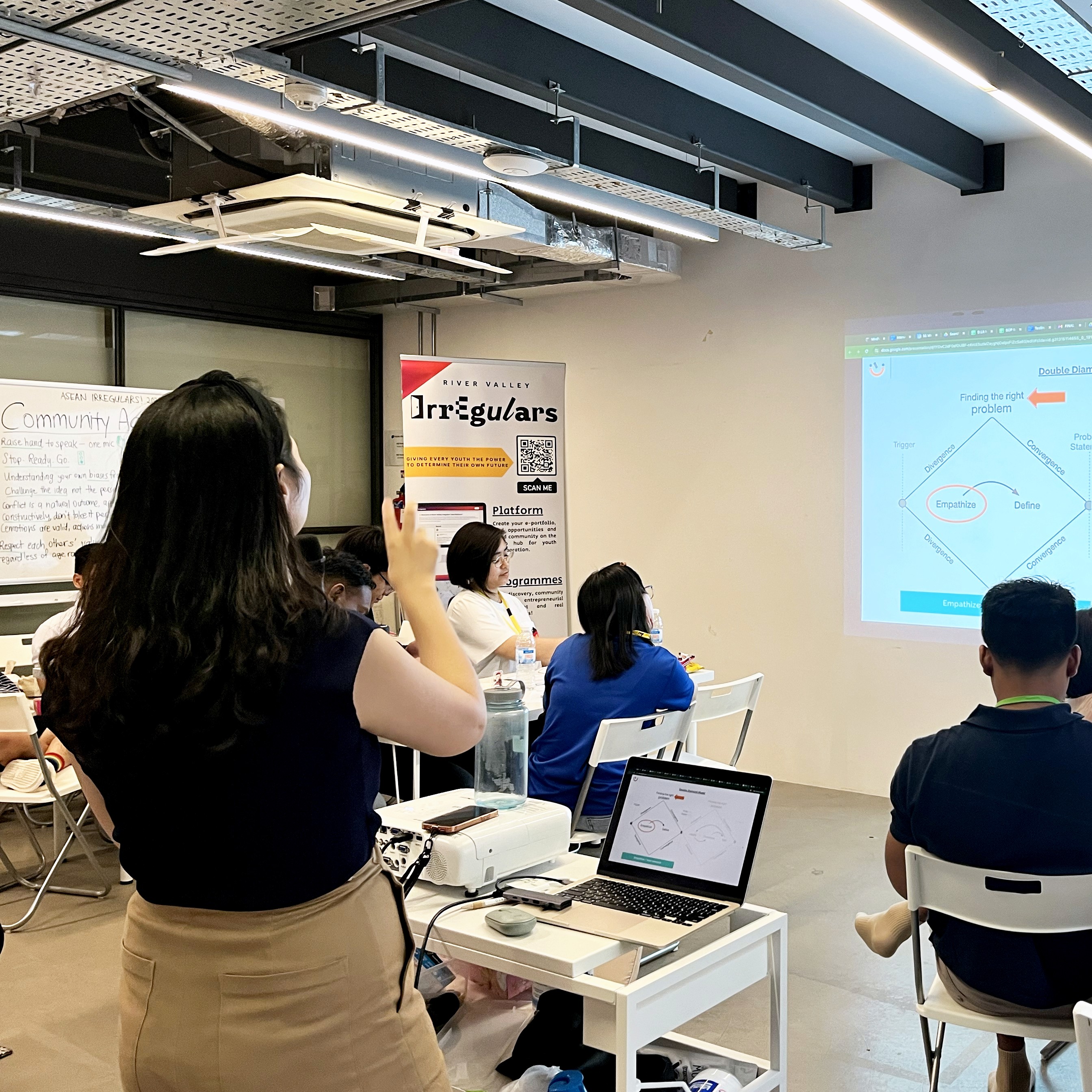 A 55 Mins workshop facilitator explaining the Double Diamond framework