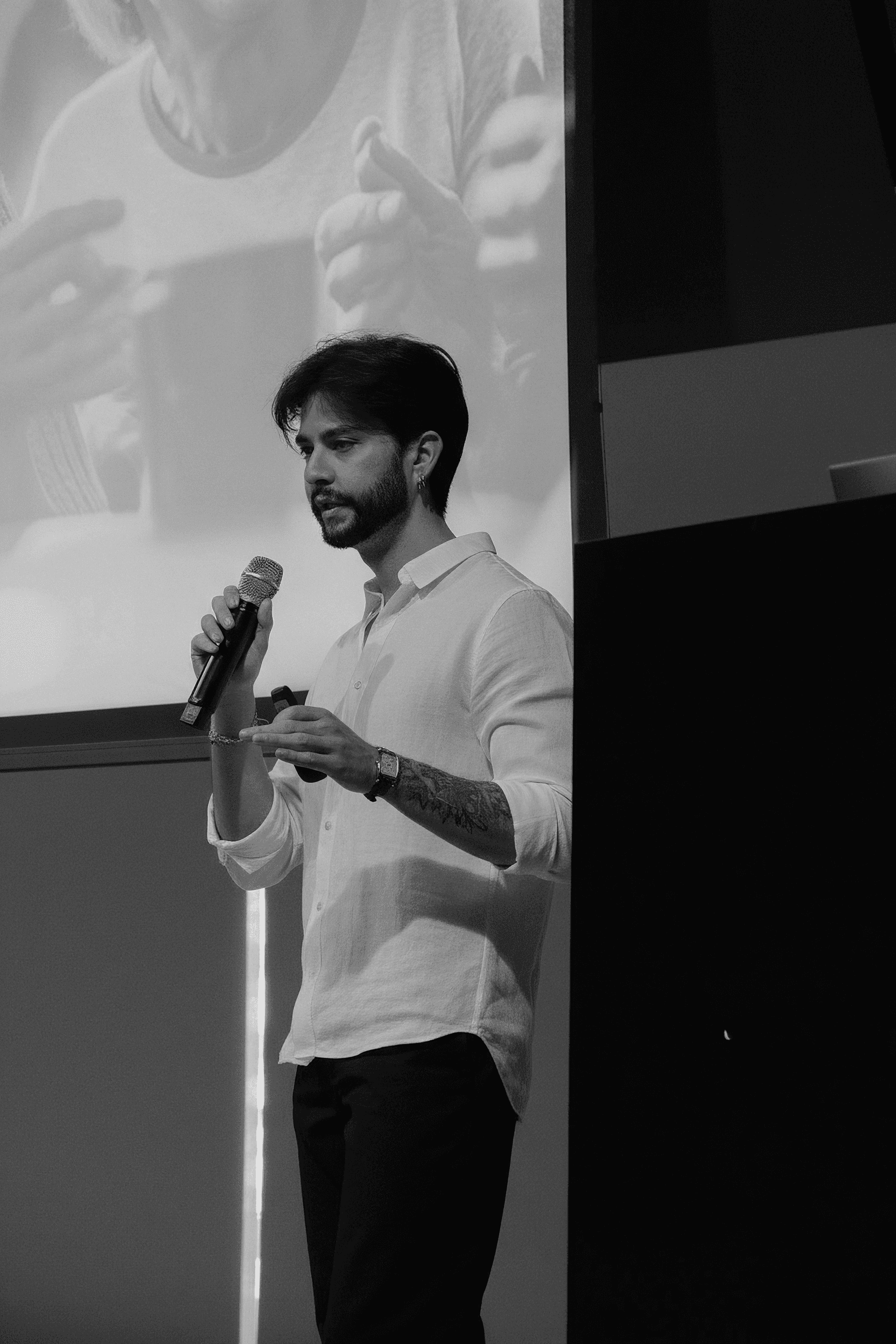 Adrián Sagredo dando una conferencia sobre su arte