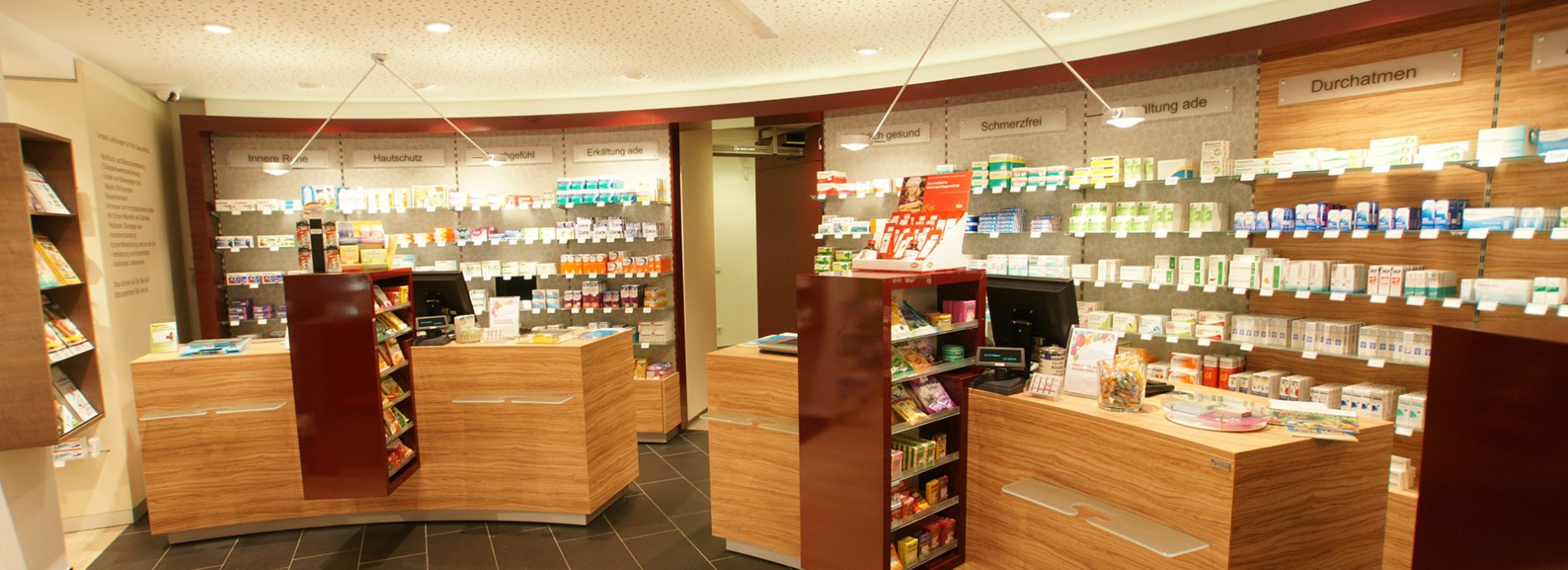 Apotheke Innenansicht: Holztheken, Regale mit Medikamenten, Apotheken-Beleuchtung. Gesund und Wohlbefinden. 