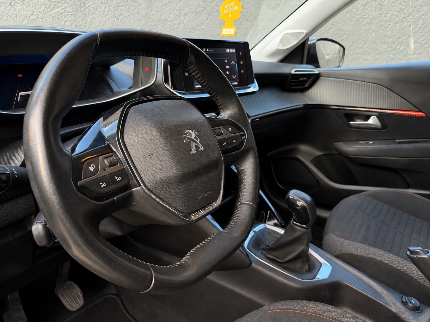 Peugeot 208 — cockpit e multimédia