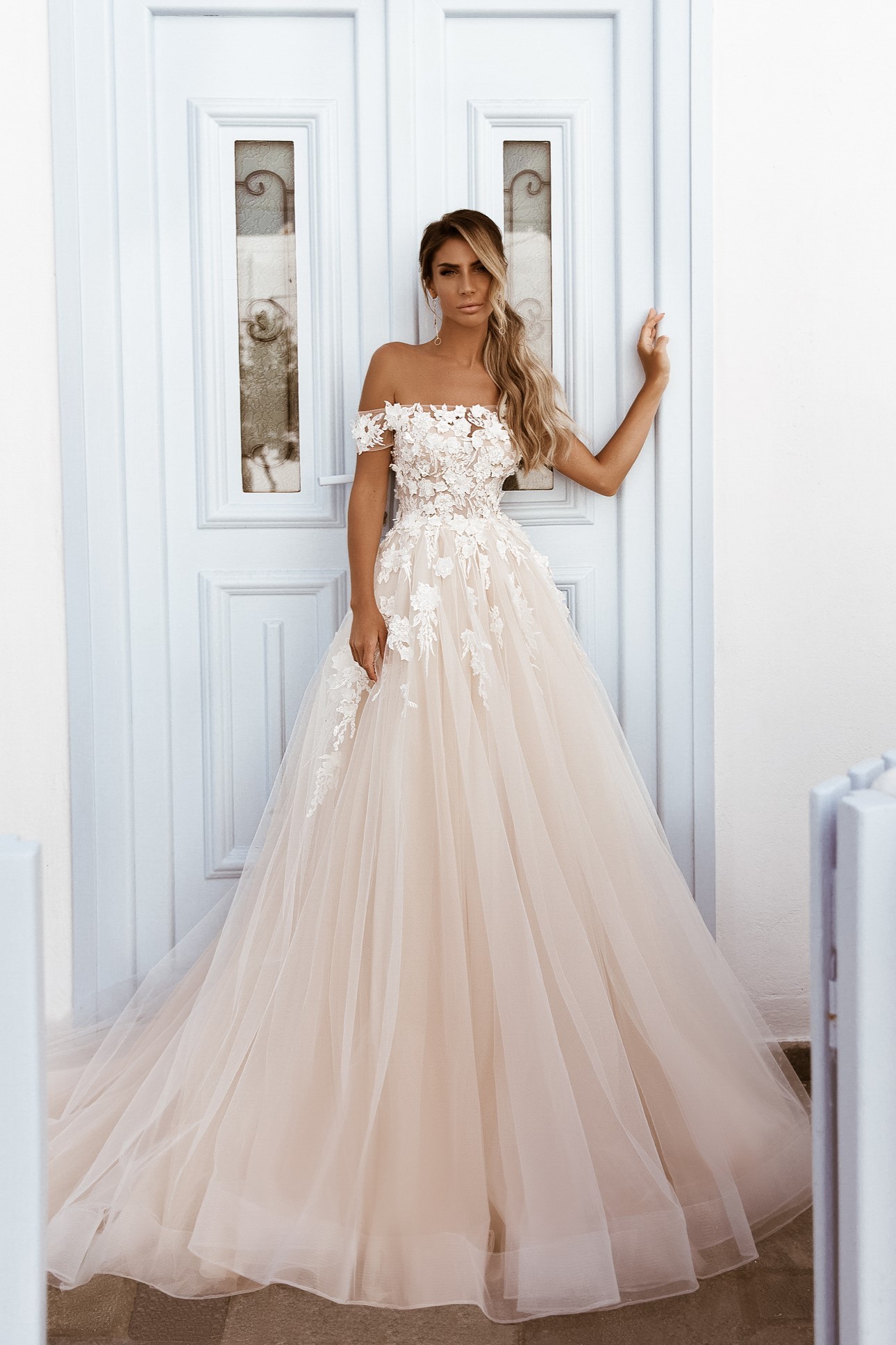 Brautkleid mit verspielten Spitzen-Carmen-Ärmeln