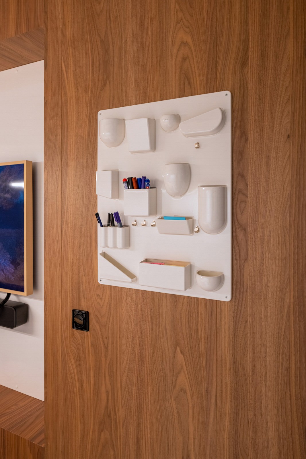 Positive Space - Mollie HQ Vitra Utensilo